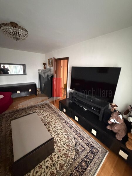 Crangasi, apartament cu trei camere de vanzare, loc de parcare