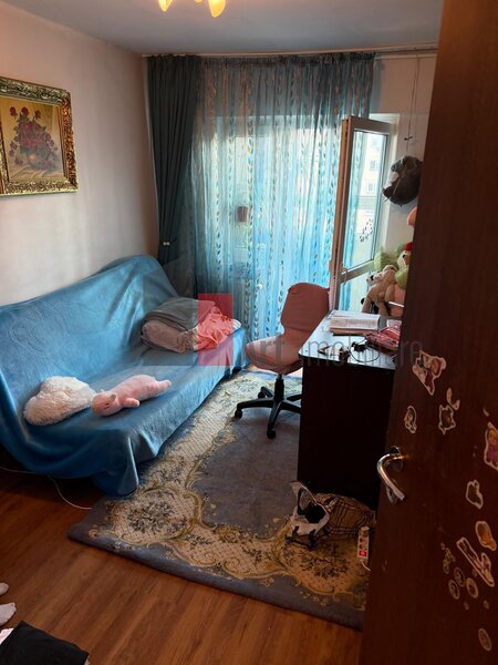 Crangasi, apartament cu trei camere de vanzare, loc de parcare