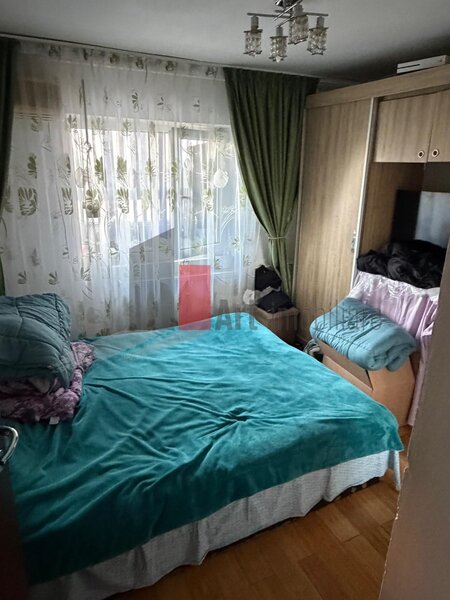 Crangasi, apartament cu trei camere de vanzare, loc de parcare